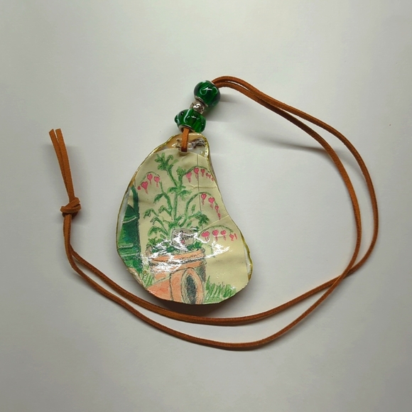 Gardening Handcrafted decoupaged oyster shell leather cord silver/glass beads - Picture 3 of 5